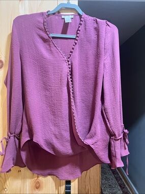 Esley Rose-Mauve Button-Trim V-Neck Blouse size large